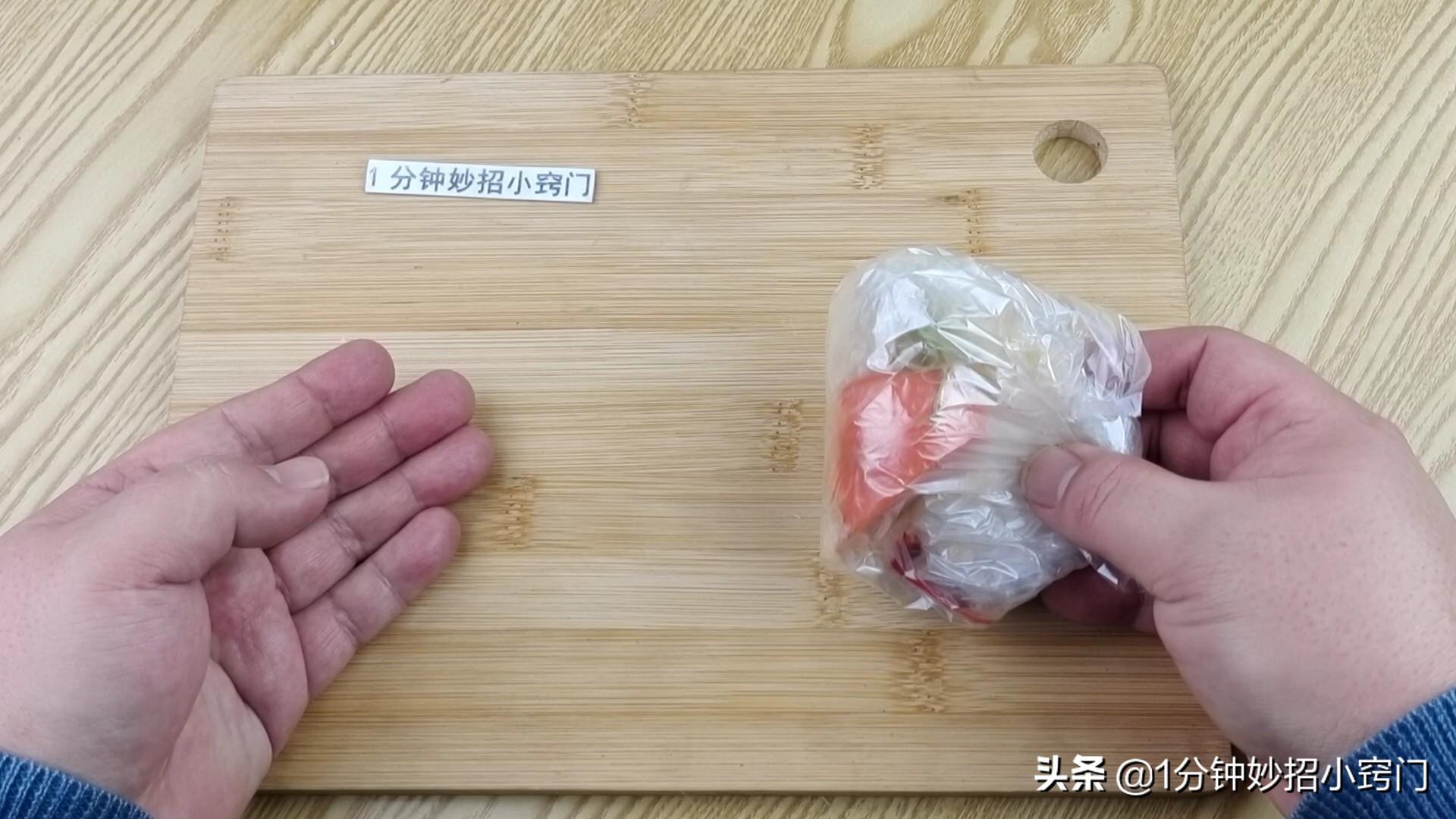 鱼鳃怎么去除最快方法（刮鱼鳞只需一个塑料袋，不飞溅不脏手）